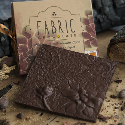 Fabric Chocolate - Bean to Bar Madagascar tejcsokoládé 62% füstölt nádcukorral