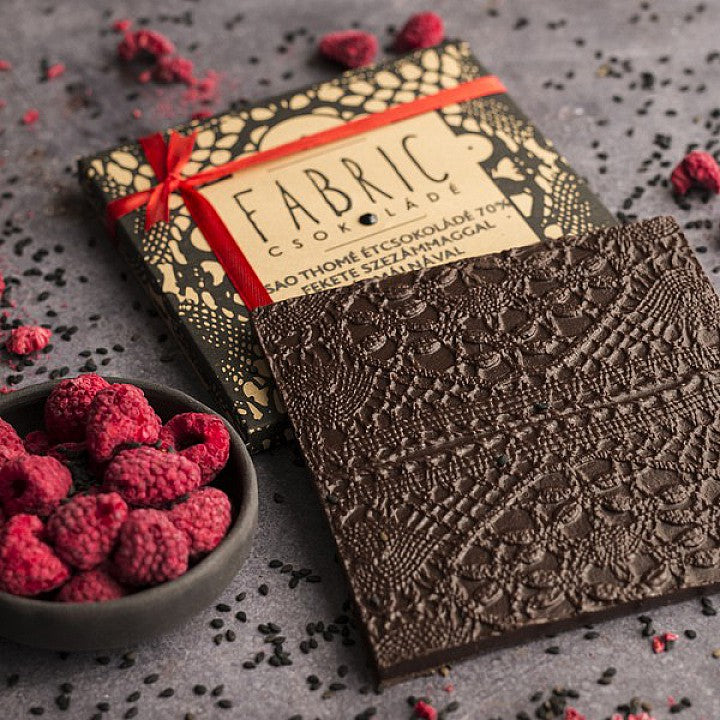 Fabric Chocolate - Ecuador-i 72 % étcsokoládé málnával és fekete szezámmaggal