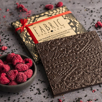 Fabric Chocolate - Ecuador-i 72 % étcsokoládé málnával és fekete szezámmaggal