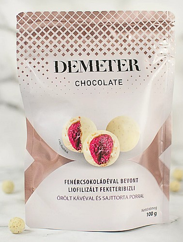 DemeterChocolate Fehércsokoládéval bevont ribizli sajttorta porral és kávéval